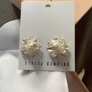 Untamed Petals Acacia earring in gold. Never been worn!